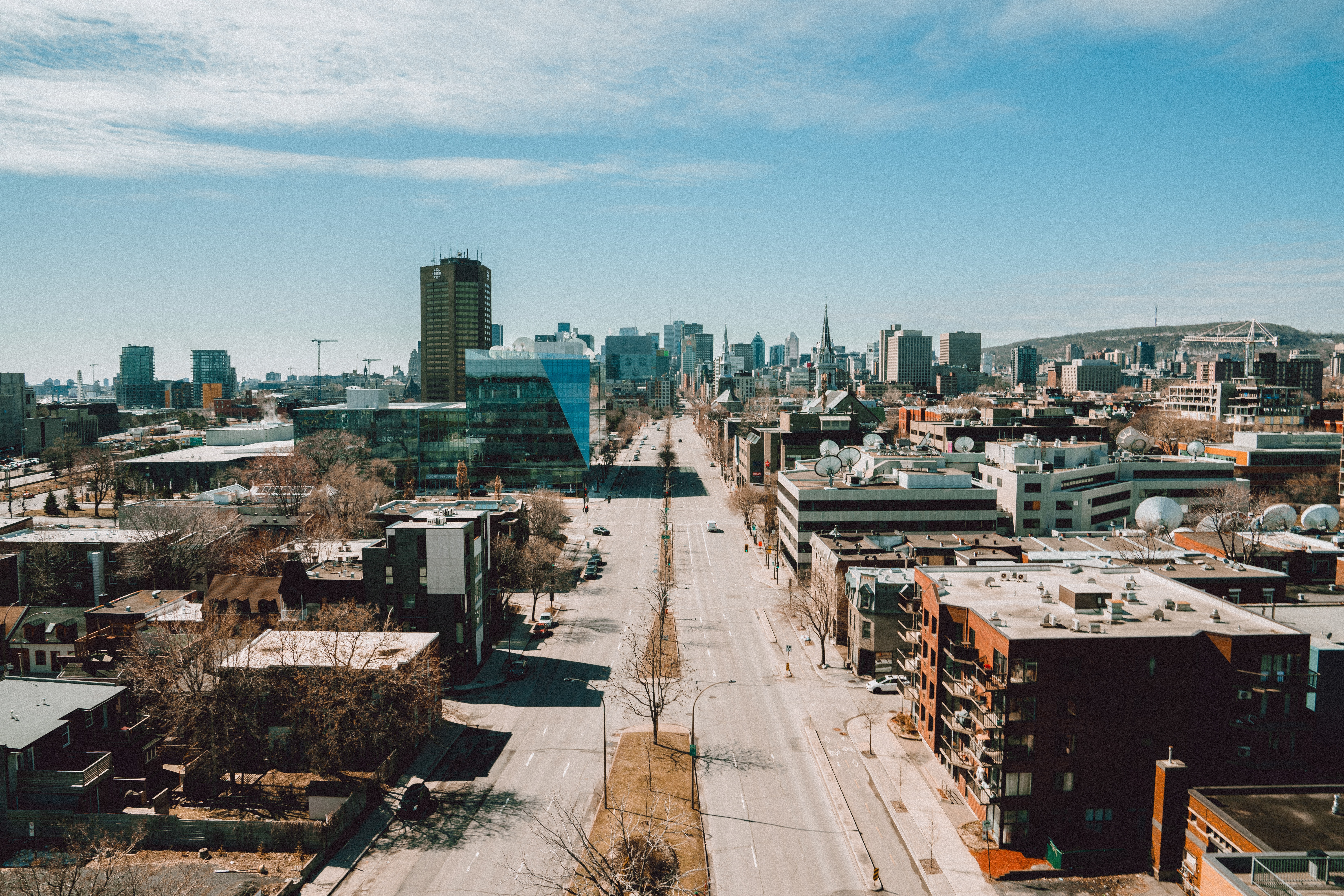 Une photo d'une rue de Montréal avec un large boulevard/A photo of a Montréal street with a wide boulevard
